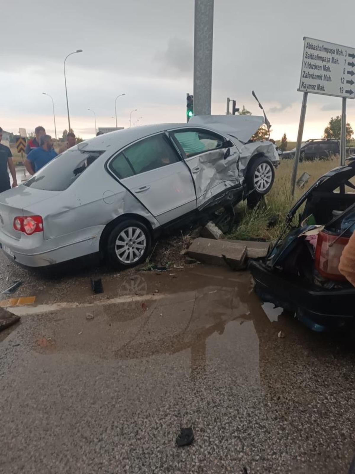 Eskişehir-Afyonkarahisar yolunda feci kaza: 2 si ağır 4 yaralı 1