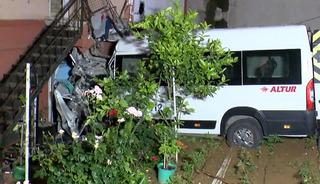 İstanbul'da servis minib&uuml;s&uuml; evin bah&ccedil;esine u&ccedil;tu
