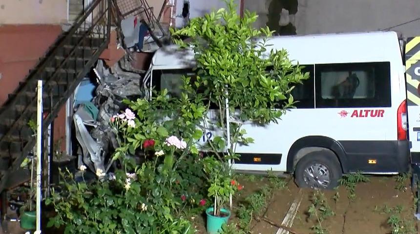 İstanbul'da servis minib&uuml;s&uuml; evin bah&ccedil;esine u&ccedil;tu