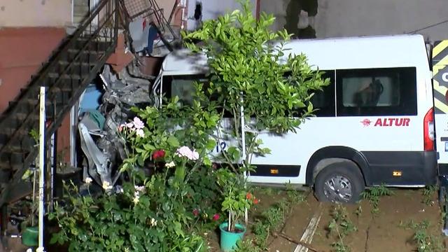 İstanbul'da servis minibüsü evin bahçesine uçtu