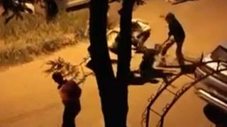 Aksaray’da iki grup arasındaki bıçaklı kavga kamerada