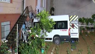 &Ccedil;ekmek&ouml;y'de servis minib&uuml;s&uuml; evin bah&ccedil;esine u&ccedil;tu: 1 yaralı