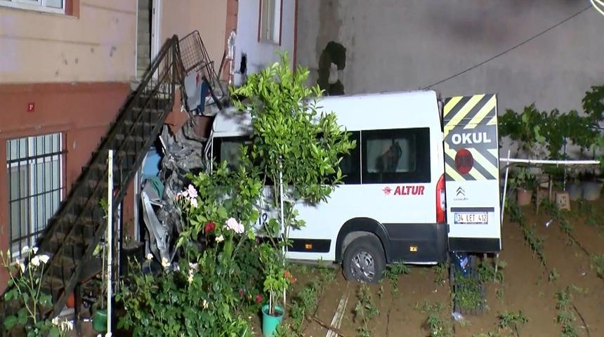 &Ccedil;ekmek&ouml;y'de servis minib&uuml;s&uuml; evin bah&ccedil;esine u&ccedil;tu: 1 yaralı