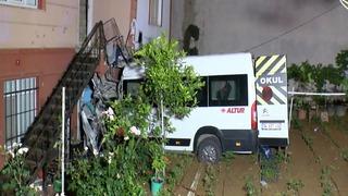 Çekmeköy'de servis minibüsü evin bahçesine uçtu: 1 yaralı