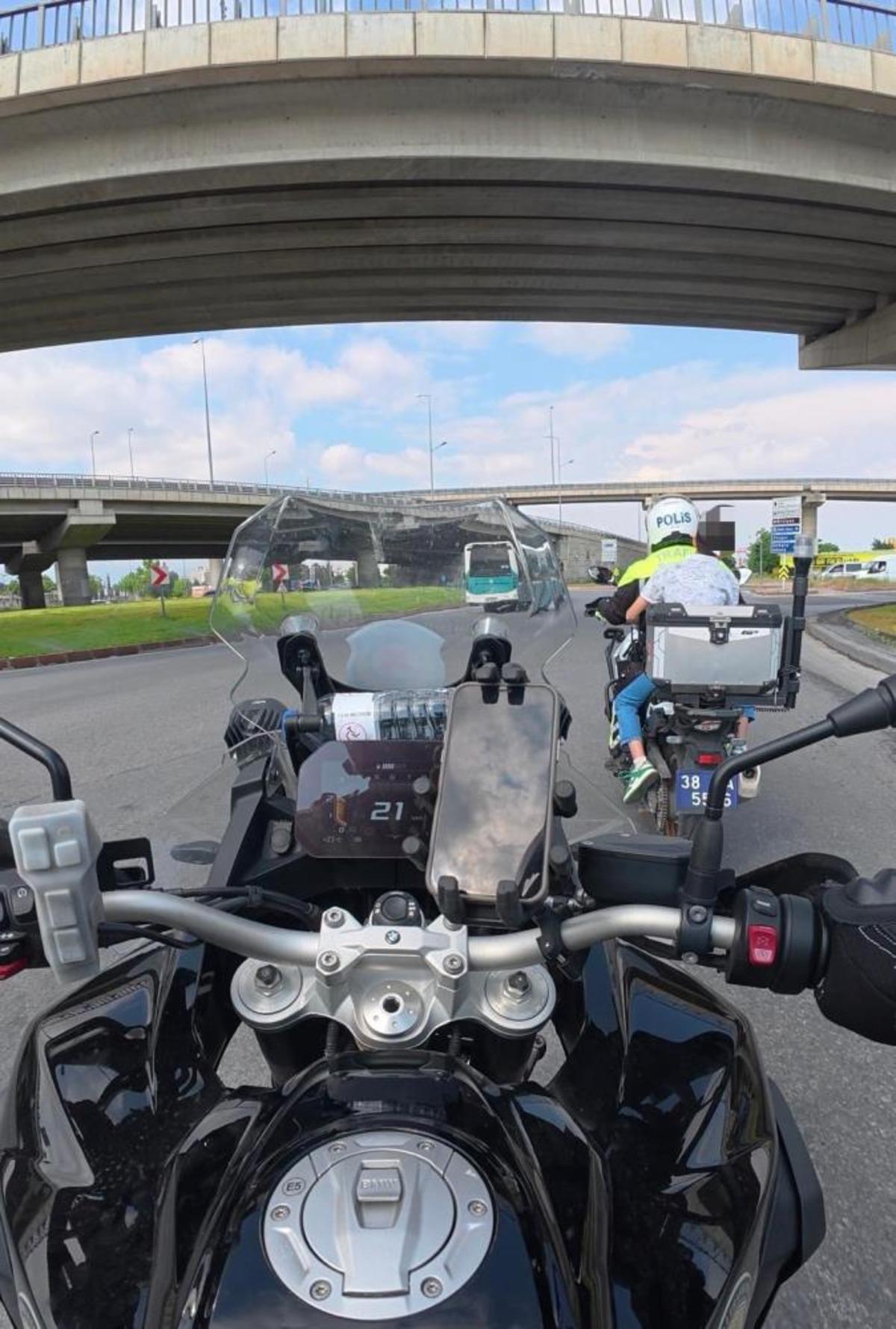 Sınava gireceği okulu karıştıran &ouml;ğrenciyi motosikletli polisler yetiştirdi 1