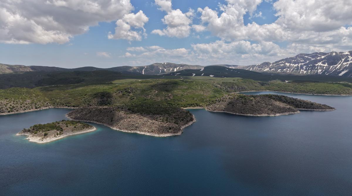 Buz mağaraları ve buhar bacaları dip dibe! Burada sıcak ve soğuk g&ouml;l birlikte akıyor 2