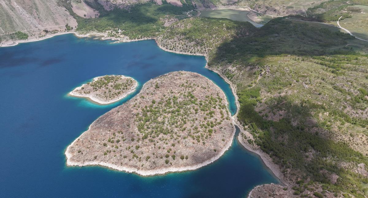 Buz mağaraları ve buhar bacaları dip dibe! Burada sıcak ve soğuk g&ouml;l birlikte akıyor 1