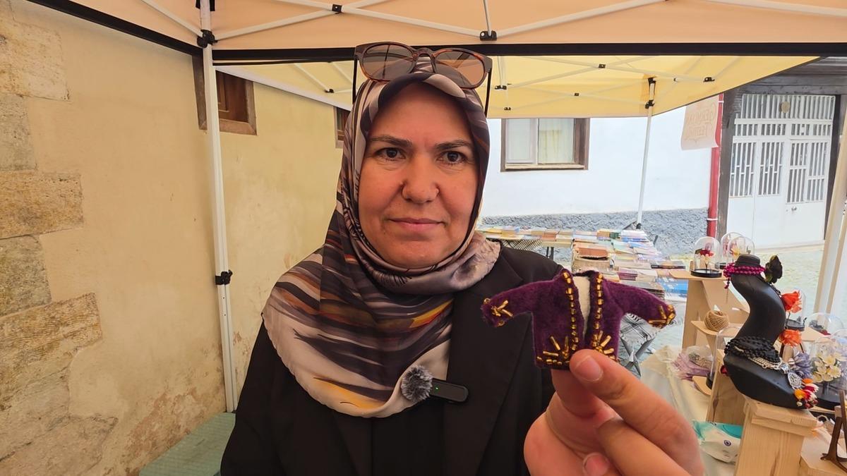 İpek kozasını elleriyle işliyor: Bunu giyen kadının derdi olduğu bilinirdi 1