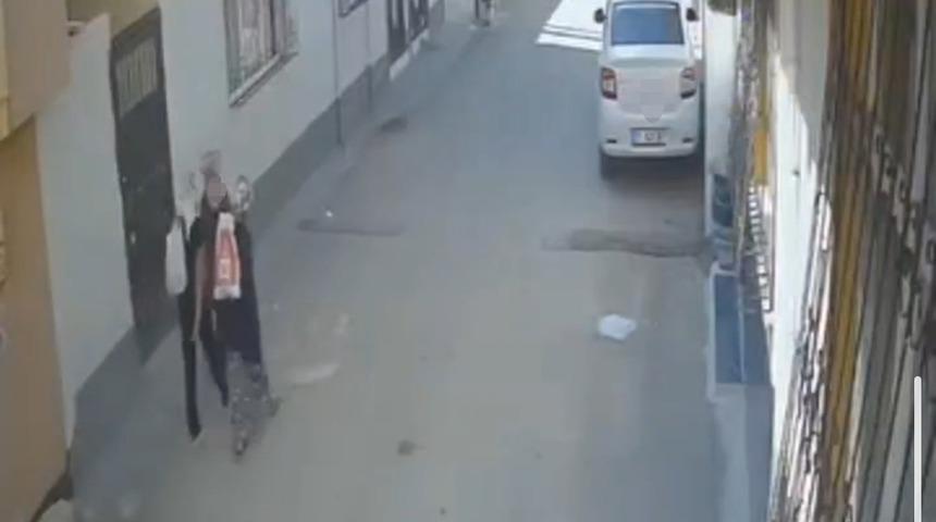 Adana&rsquo;da kadın hırsızlar girdikleri evden pirin&ccedil;, bulgur, makarna ve elektrikli ocak &ccedil;aldı