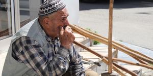 Kaldırımda satışa &ccedil;ıkardı, iş insanı satın aldı