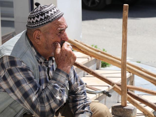 Kaldırımda satışa &ccedil;ıkardı, iş insanı satın aldı