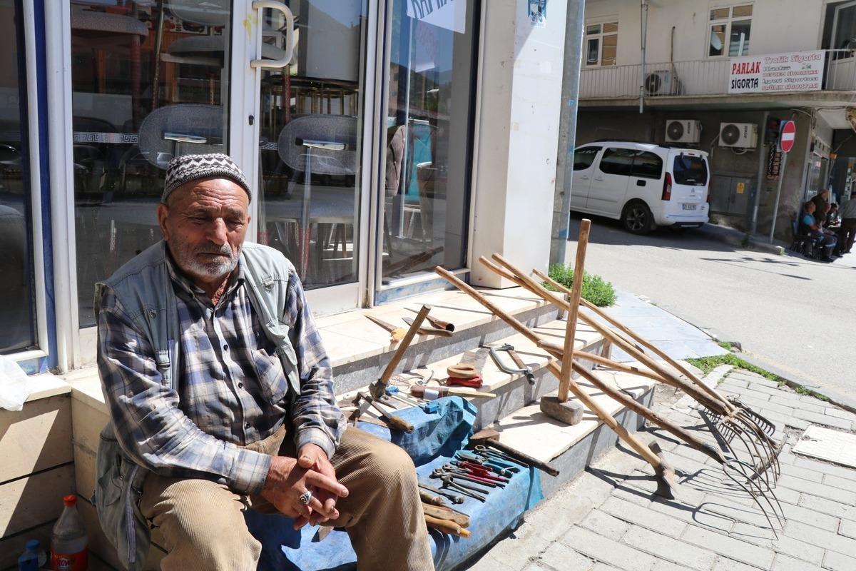 Kaldırımda satışa çıkardı, iş insanı satın aldı 1