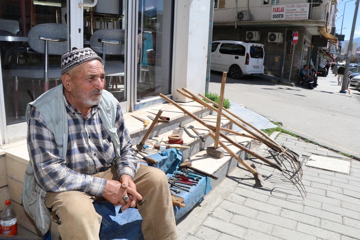 Kaldırımda satışa çıkardı, iş insanı satın aldı 4