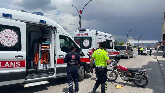 Motosikletteki 2 kişinin ölümden döndüğü kaza kamerada 5