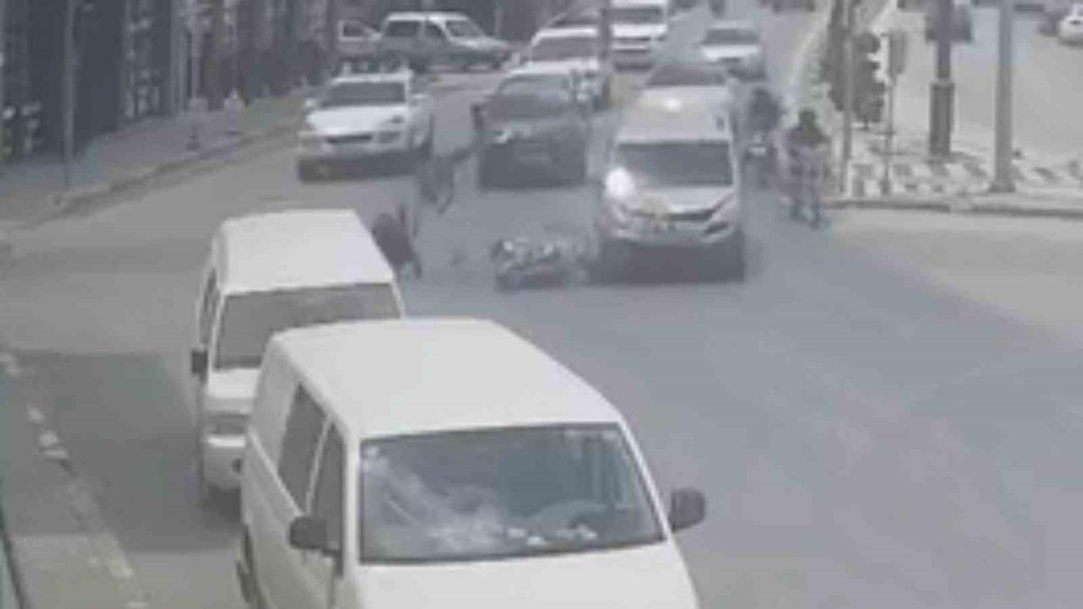 Motosikletteki 2 kişinin ölümden döndüğü kaza kamerada