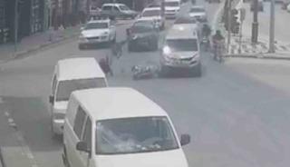 Motosikletteki 2 kişinin &ouml;l&uuml;mden d&ouml;nd&uuml;ğ&uuml; kaza kamerada