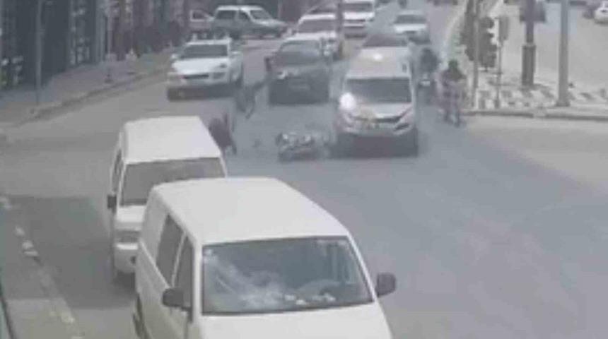 Motosikletteki 2 kişinin &ouml;l&uuml;mden d&ouml;nd&uuml;ğ&uuml; kaza kamerada