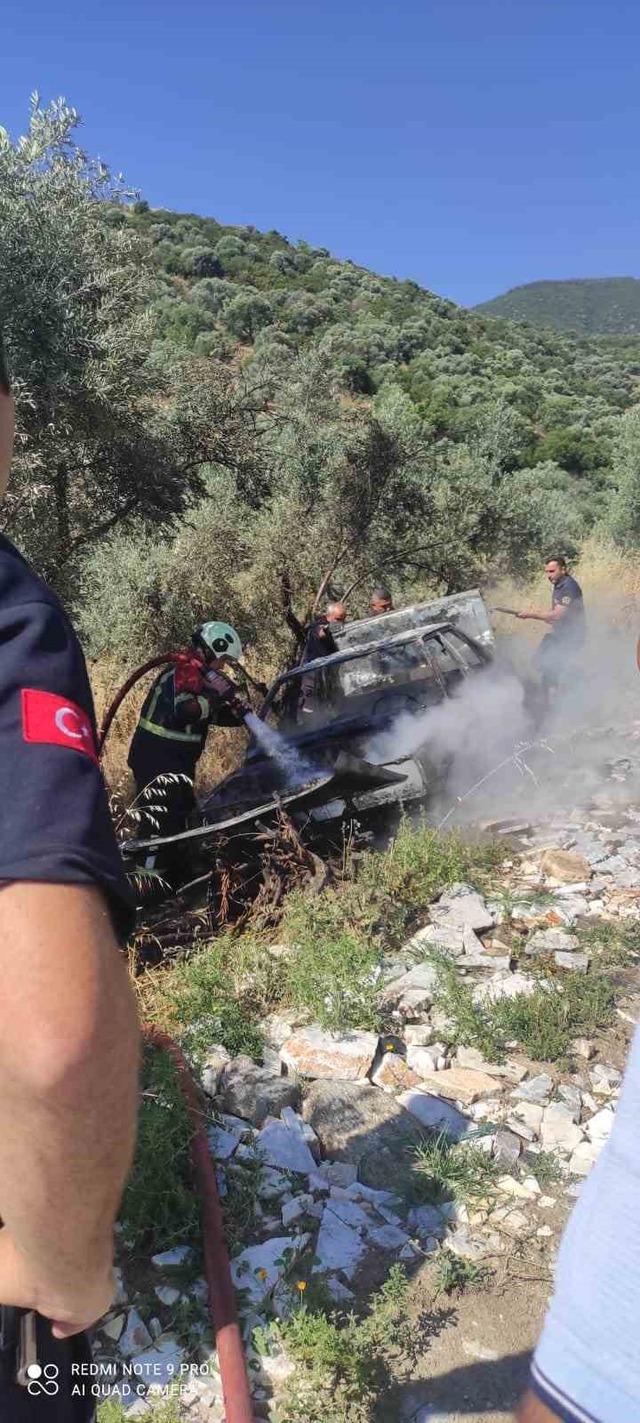 Canını hi&ccedil;e sayıp yanan aracın direksiyonuna ge&ccedil;ti: Tehlike ucuz atlatıldı 4