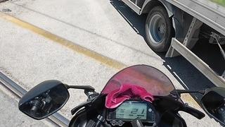 Önüne kıran kamyona çarpmaktan son anda kurtuldu
