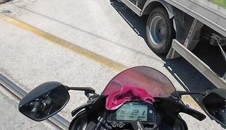 &Ouml;n&uuml;ne kıran kamyona &ccedil;arpmaktan son anda kurtuldu