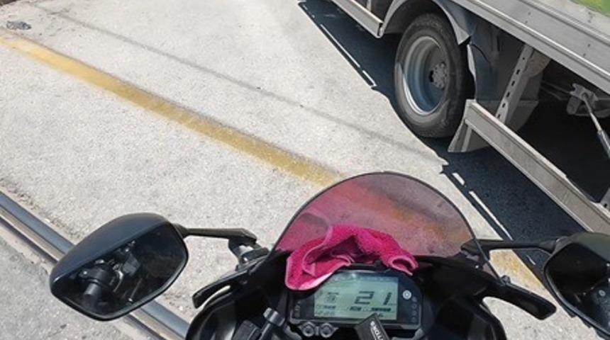 &Ouml;n&uuml;ne kıran kamyona &ccedil;arpmaktan son anda kurtuldu
