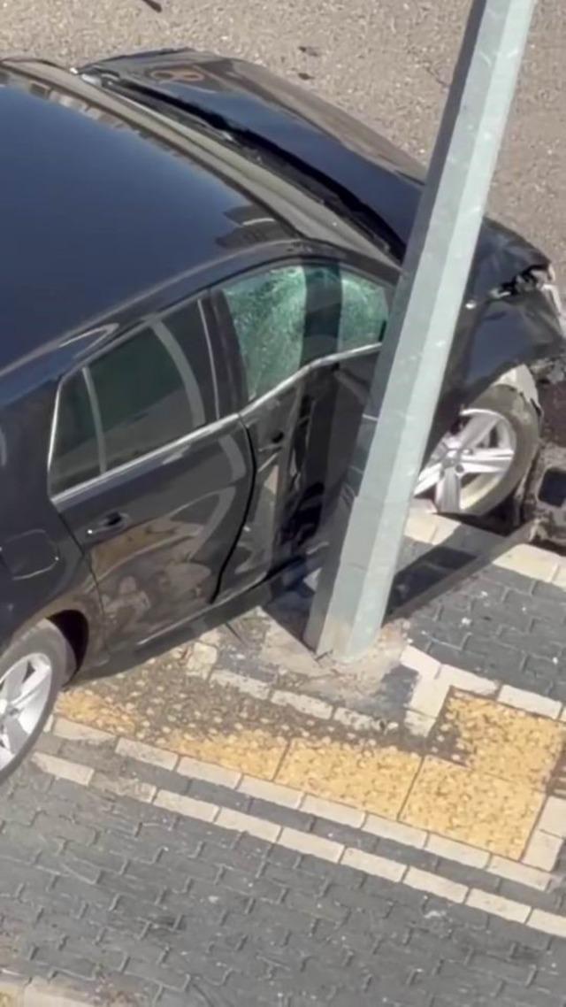 Diyarbakır&rsquo;da kazada yaralılar otomobilin i&ccedil;inde sıkıştı 2