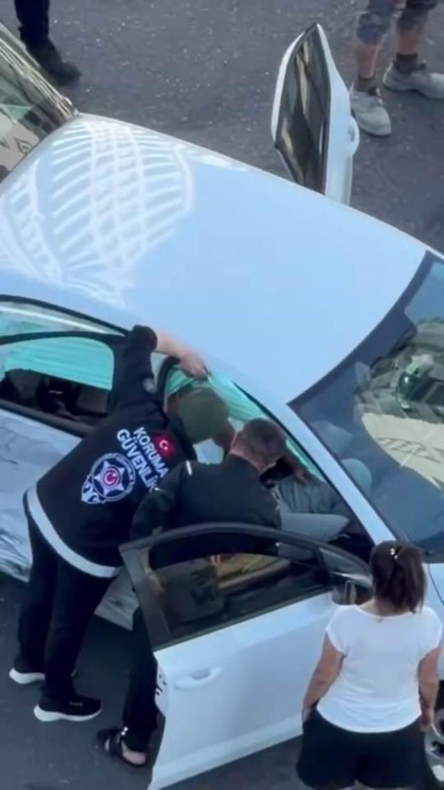 Diyarbakır&rsquo;da kazada yaralılar otomobilin i&ccedil;inde sıkıştı 1