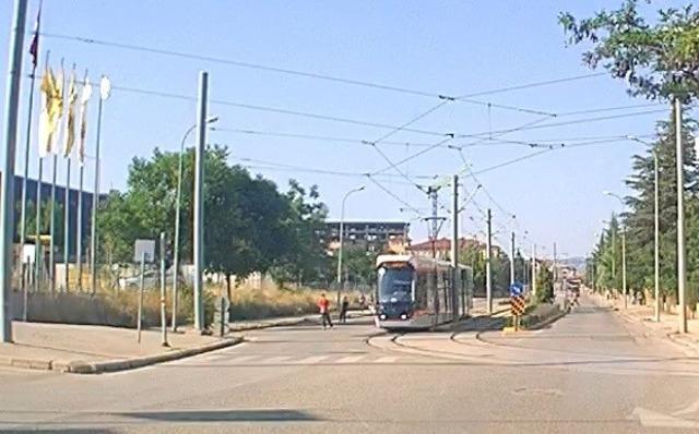 Tramvaydan tutunarak paten kayan &ccedil;ocukların tehlikeli yolculuğu 2