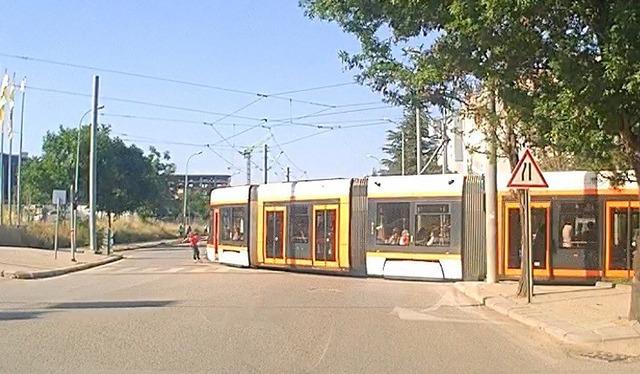 Tramvaydan tutunarak paten kayan &ccedil;ocukların tehlikeli yolculuğu 1