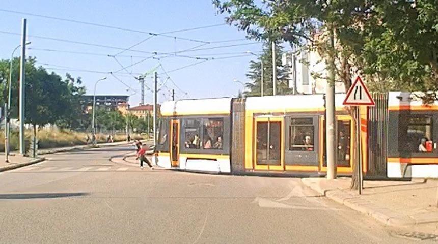 Tramvaydan tutunarak paten kayan &ccedil;ocukların tehlikeli yolculuğu