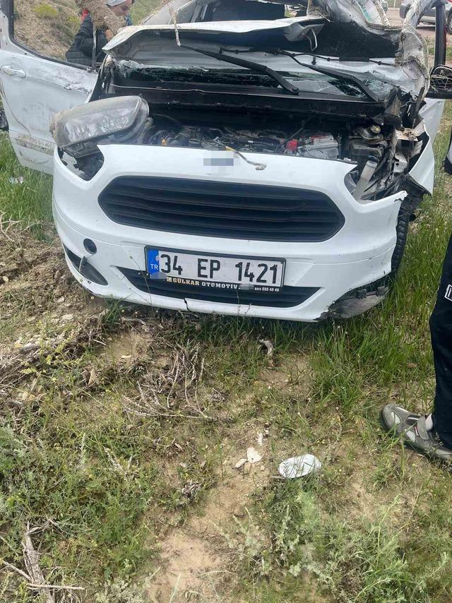 Sivas’ta takla atan otomobilde 5 kişi yaralandı 3