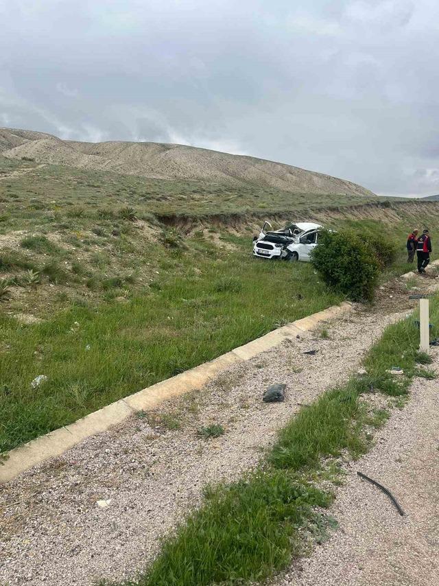 Sivas’ta takla atan otomobilde 5 kişi yaralandı 2