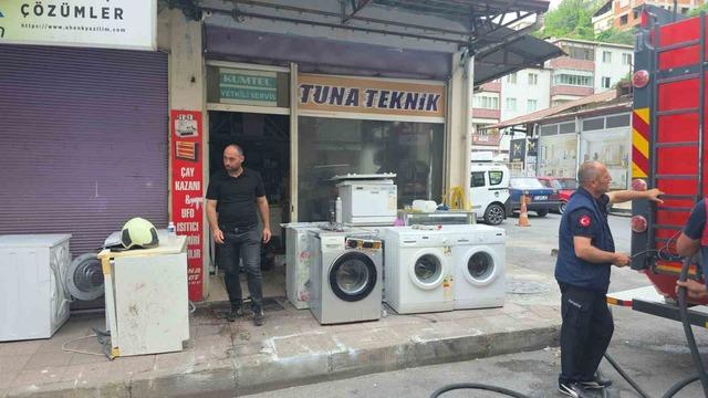 Tamircinin deposunda çıkan yangın korkuttu