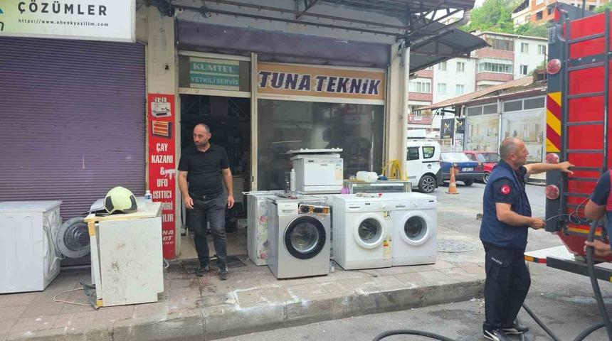 Tamircinin deposunda &ccedil;ıkan yangın korkuttu