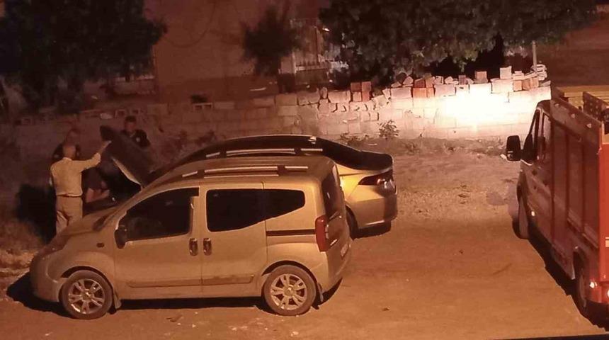 Ara&ccedil; motoruna giren kedi kurtarıldı