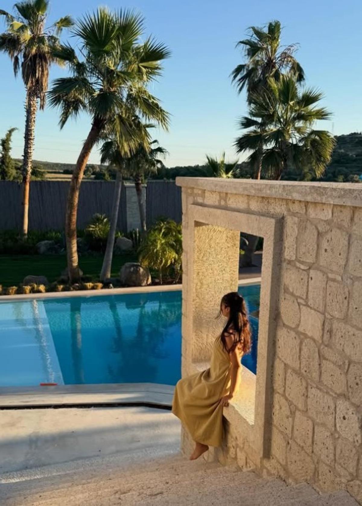Berkay ın eşi Özlem Ada Şahin in tatil kareleri gündem oldu! Otel değil ev 8