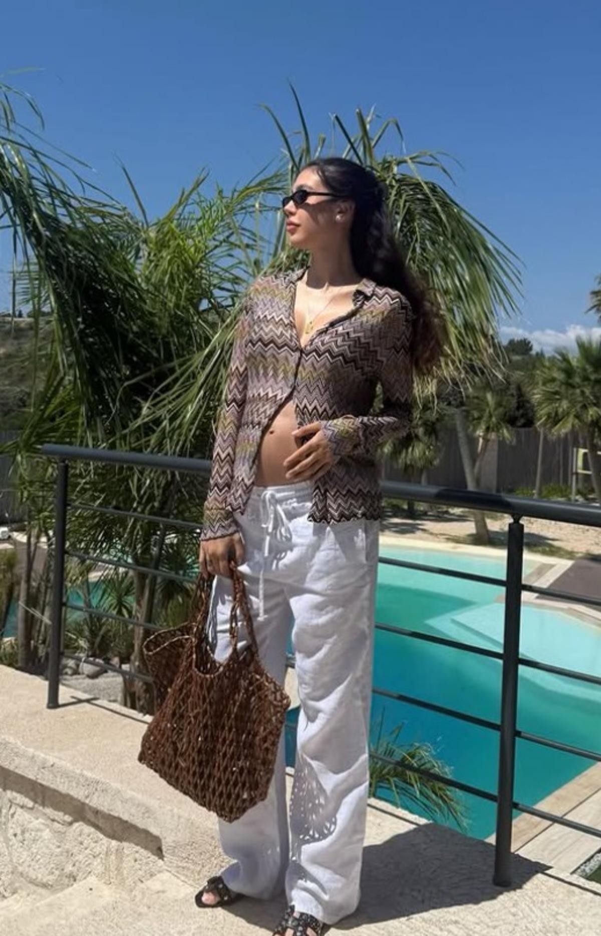 Berkay ın eşi Özlem Ada Şahin in tatil kareleri gündem oldu! Otel değil ev 5