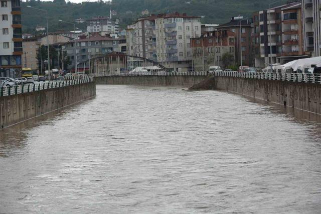 Ordu&rsquo;da sağanak nedeniyle ev ve iş yerlerini su bastı, istinat duvarı &ccedil;&ouml;kt&uuml; 6