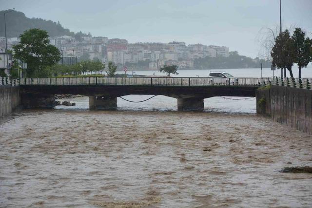 Ordu&rsquo;da sağanak nedeniyle ev ve iş yerlerini su bastı, istinat duvarı &ccedil;&ouml;kt&uuml; 3