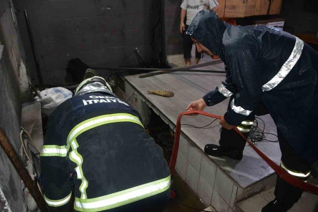 Ordu&rsquo;da sağanak nedeniyle ev ve iş yerlerini su bastı, istinat duvarı &ccedil;&ouml;kt&uuml; 2