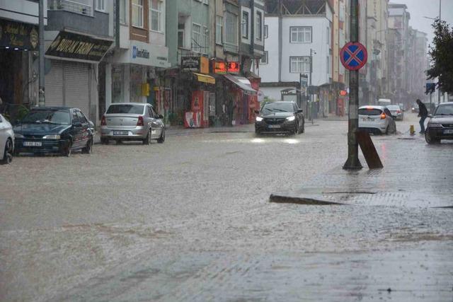 Ordu&rsquo;da sağanak nedeniyle ev ve iş yerlerini su bastı, istinat duvarı &ccedil;&ouml;kt&uuml; 1