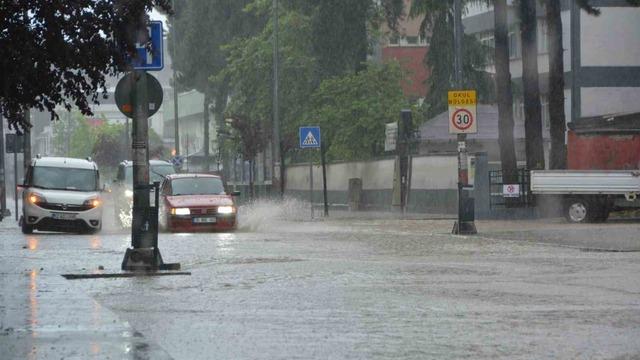 Ordu’da sağanak nedeniyle ev ve iş yerlerini su bastı, istinat duvarı çöktü