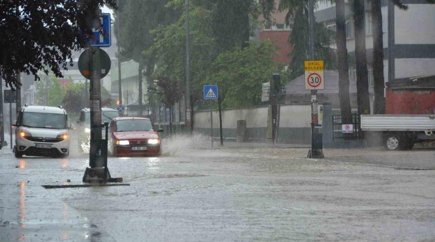 Ordu&rsquo;da sağanak nedeniyle ev ve iş yerlerini su bastı, istinat duvarı &ccedil;&ouml;kt&uuml;