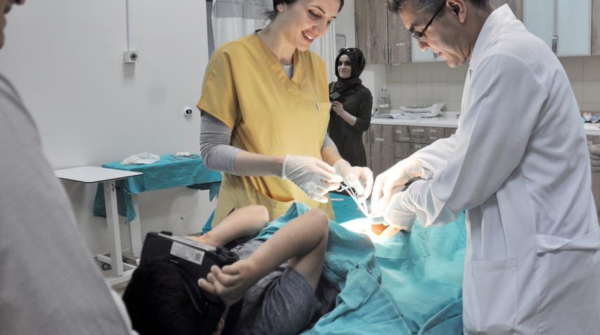 &Ccedil;ocuklar, 3 boyutlu g&ouml;zl&uuml;kle &ccedil;izgi film izleyerek s&uuml;nnet oluyor