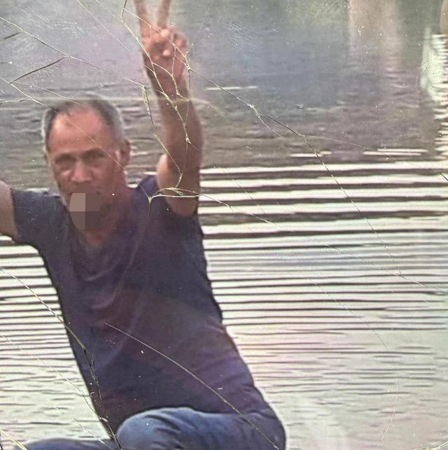 Mahalle sakinleri kokudan ş&uuml;phelendi, yalnız yaşayan adam evinde &ouml;l&uuml; bulundu 5