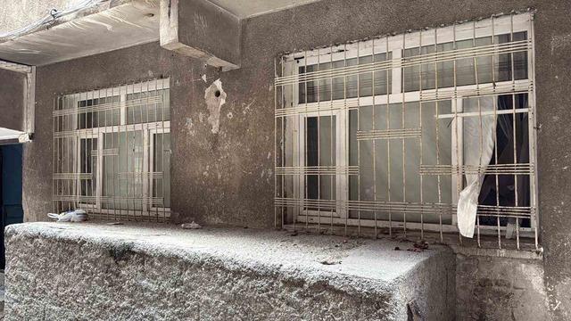 Mahalle sakinleri kokudan ş&uuml;phelendi, yalnız yaşayan adam evinde &ouml;l&uuml; bulundu 4