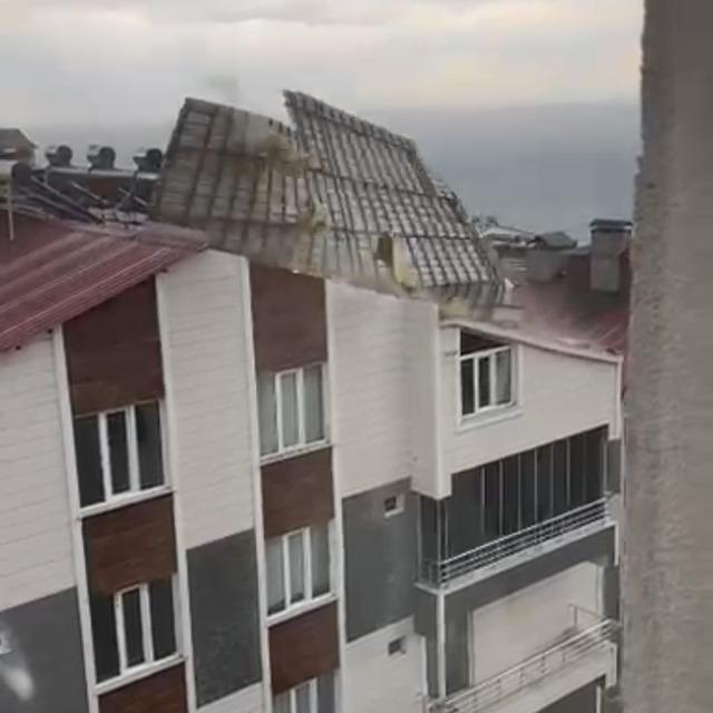 Ahlat’ta fırtına çatıları uçurdu 1