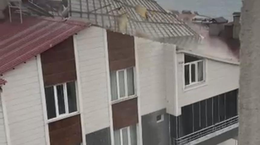 Ahlat&rsquo;ta fırtına &ccedil;atıları u&ccedil;urdu