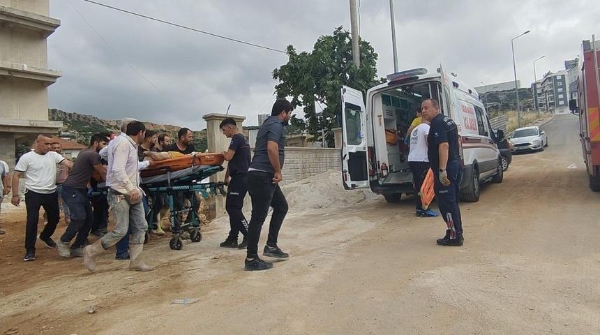 Asans&ouml;r boşluğuna d&uuml;şen m&uuml;teahhit yaralandı