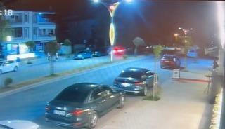 Kontrolden &ccedil;ıkan otomobil park halindeki ara&ccedil;lara &ccedil;arptı: O anlar kamerada